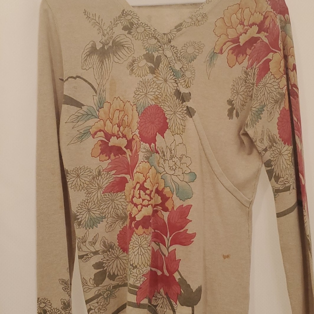 BEAUTIFUL floral printed LS top!